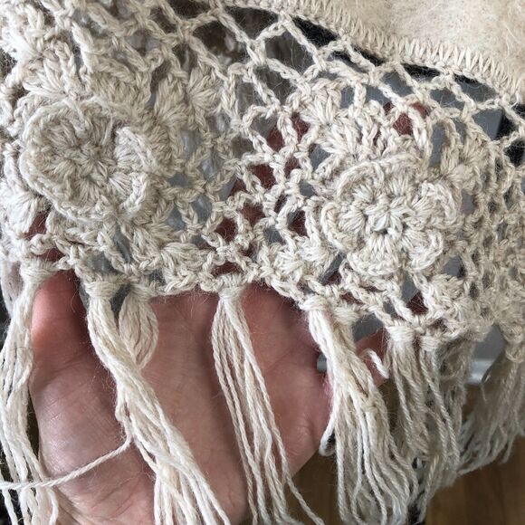 Artesania Celtex Alpaca Poncho OS Beige Flower Crochet Tassel Hand Made in Peru - Picture 5 of 13